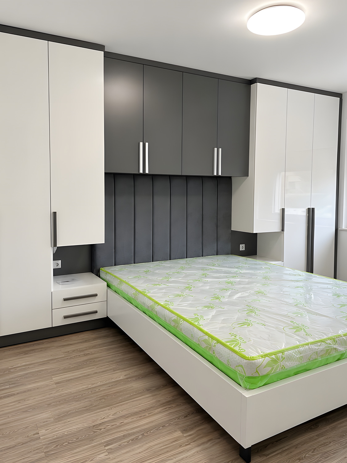 Chambre avec armoire enveloppante blanc laqué et anthracite, tête de lit capitonnée à cannelures — réalisation EMA 05