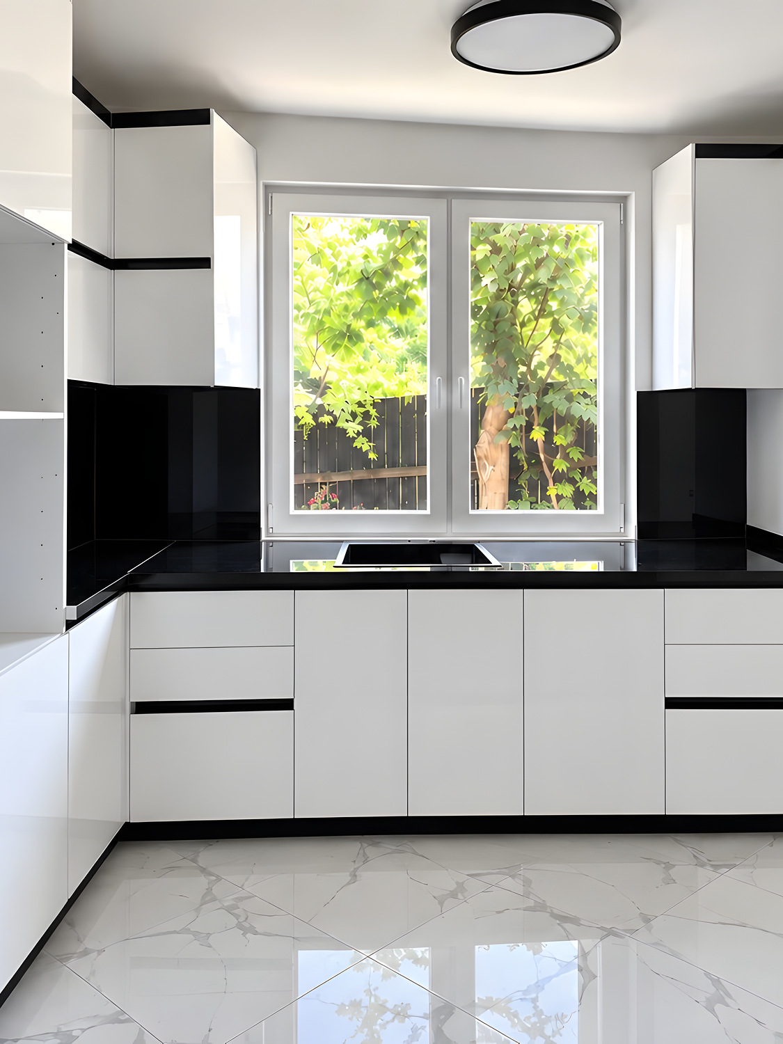 Cuisine blanc laqué brillant avec liserés noirs et plan de travail effet granit noir — réalisation EMA 33