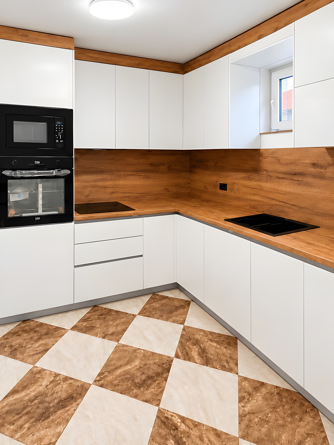 Cuisine blanc mat avec plan de travail effet bois clair et éclairage LED intégré — réalisation EMA 34